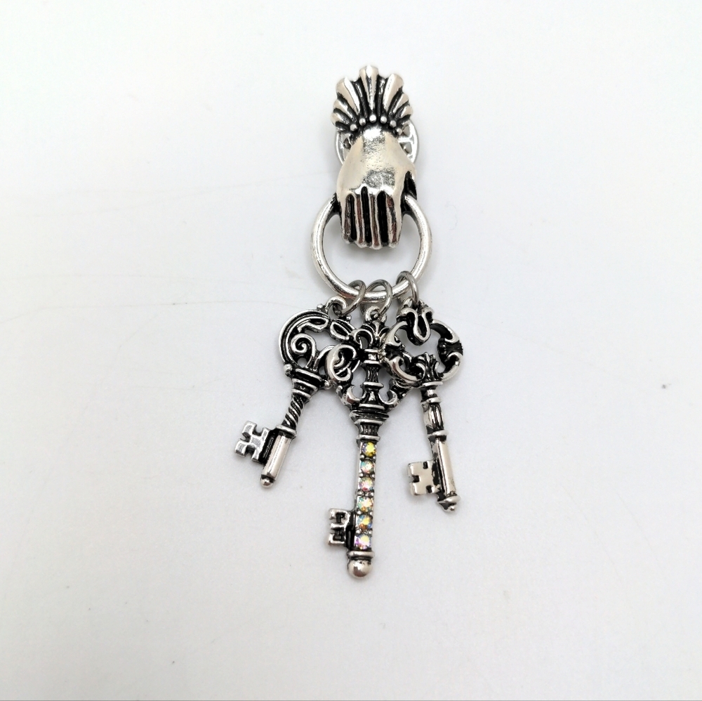 Victorian Revival Hand Brooch With Keys - Picture 6 of 6